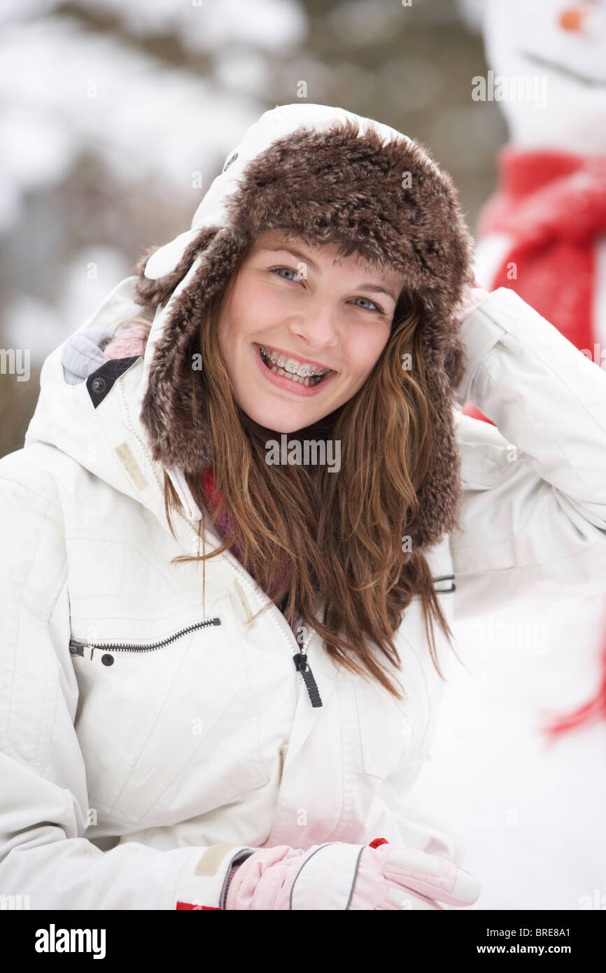 Teenager-Mädchen tragen Winterkleidung In Schneelandschaft Stockfoto