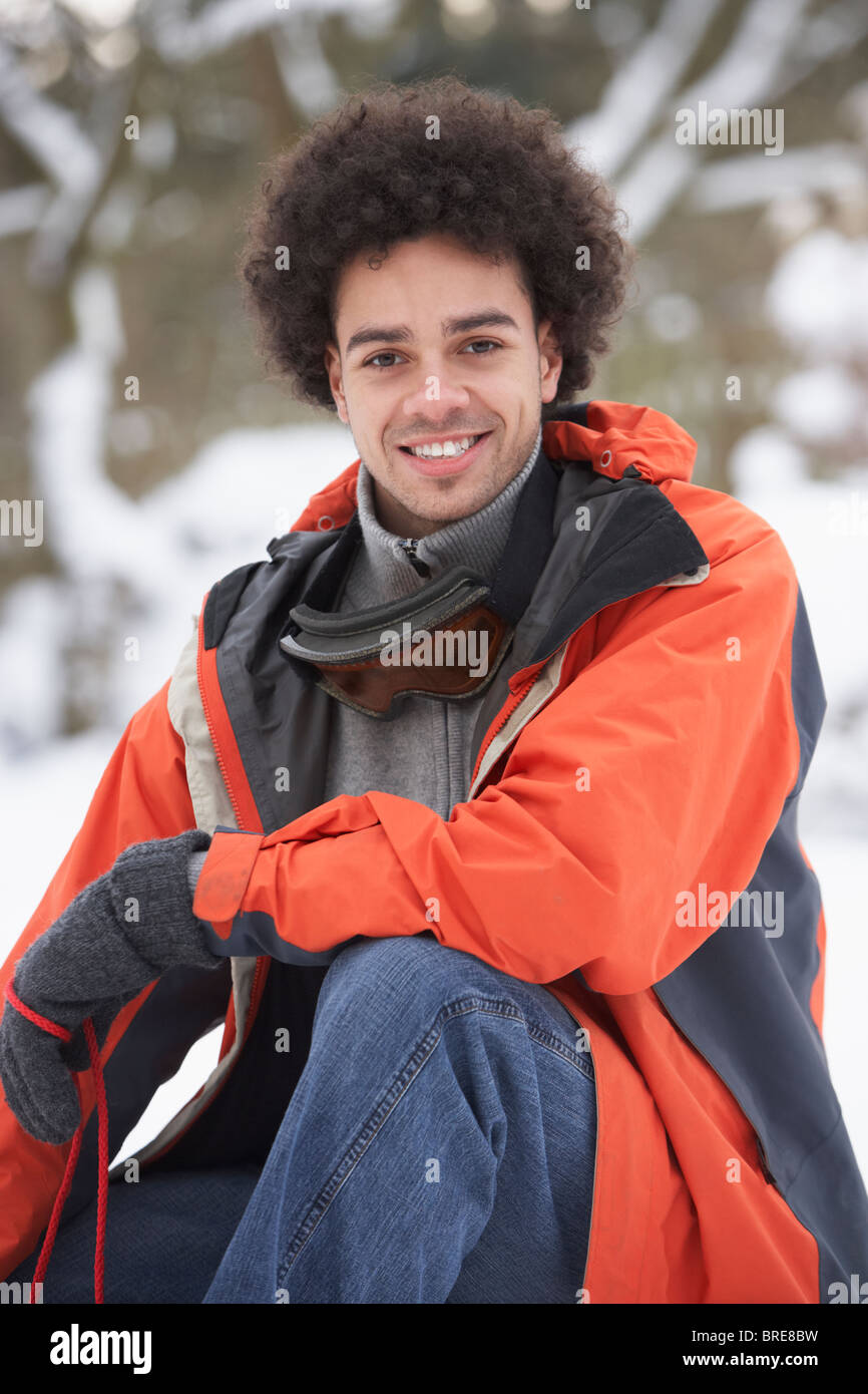 Mann mit Winterkleidung In Schneelandschaft Stockfoto