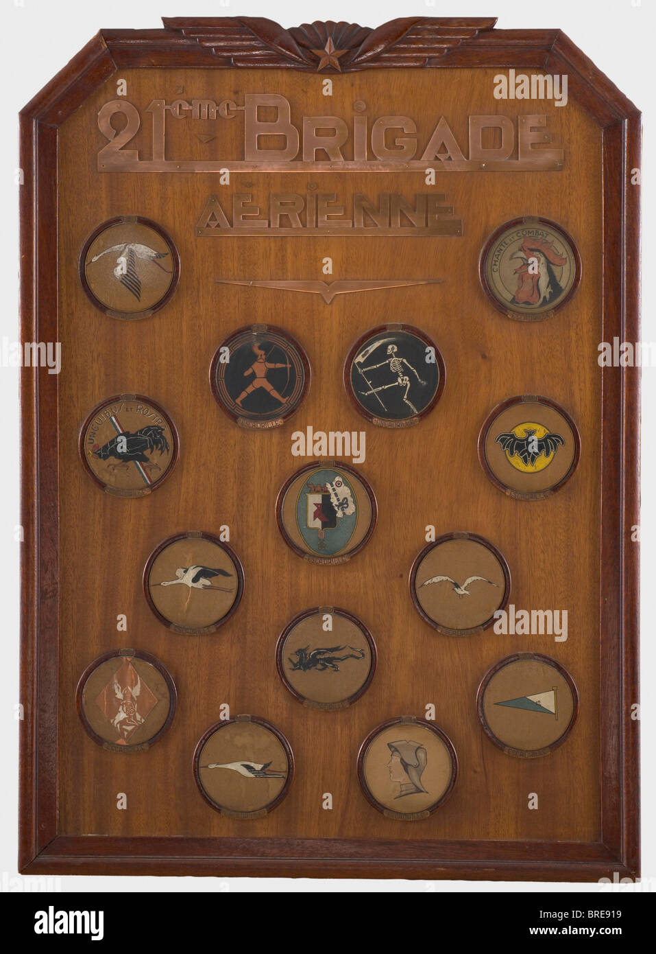 Armand Pinsard (1888-1953), eine Tafel mit Geschwaderindien aus Holztisch, auf der sich eine sägengeschnittene Aufschrift in Kupfer '21ème BRIGADE EyriENNE' befindet, sowie das handgemalte Geschwaderbild des 14. Geschwaders, das Teil der 21st Air Brigade war. Abmessungen: 77 x 56 cm. Mit seiner Beförderung zum General am 2. September 1939 übernahm Pinsard das Kommando über die 21. Luftbrigade. Anlässlich dieses Befehlwechsels erhielt Pinsard diese Tafel mit den Insignien dieser ruhmreichen Einheiten: Historische, historische, 20. Jahrhundert, Truppen, Streitkräfte, Mili, Stockfoto