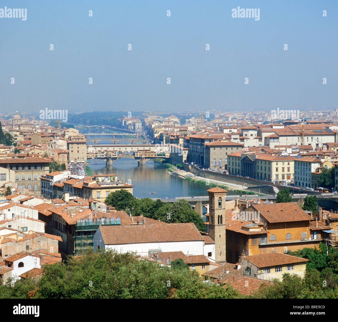 Blick auf die Ponte Vecchio und dem Fluss Arno von Piazzale Michelangelo, Florenz, Toskana, Italien Stockfoto