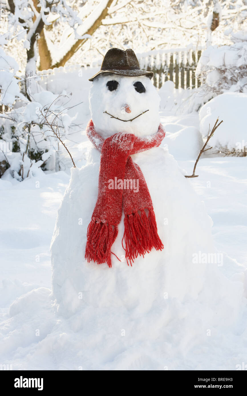 Schneemann im Garten Stockfoto