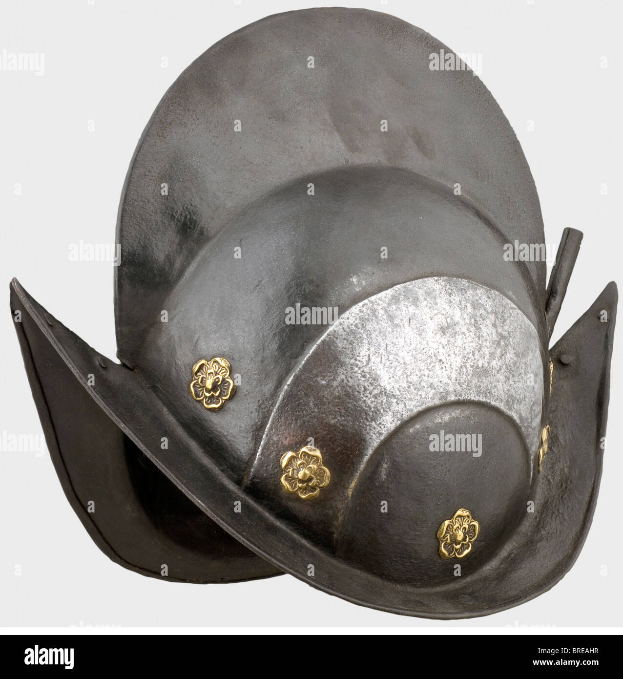 Ein schwarz-weißes deutsches morion, ca. 1580 Der Schädel in zwei Stücken mit hohem Kamm geschmiedet. Umlaufende Ziernieten mit dekorativen Köpfen in Form von Messingrosen. Spitzer Rand mit gedrehtem Unterrand. Plume-Halter auf der Rückseite. Höhe 29 cm. Historisch, historisch, 16. Jahrhundert, Waffen, Waffen, Waffen, Waffen, Arm, Kampfgerät, Objekt, Objekte, Stills, Clipping, Clippings, Cut-out, Cut-out, Cut-outs, Utensil, Ausrüstungsgegenstände, Utensilien, Galvanik, Panzerung, Rüstung, Rüstung, reaktive Rüstung, Anzug aus Rüstung, Metall, Anzug aus Rüstung, Anzug aus Metall, Weap, Stockfoto