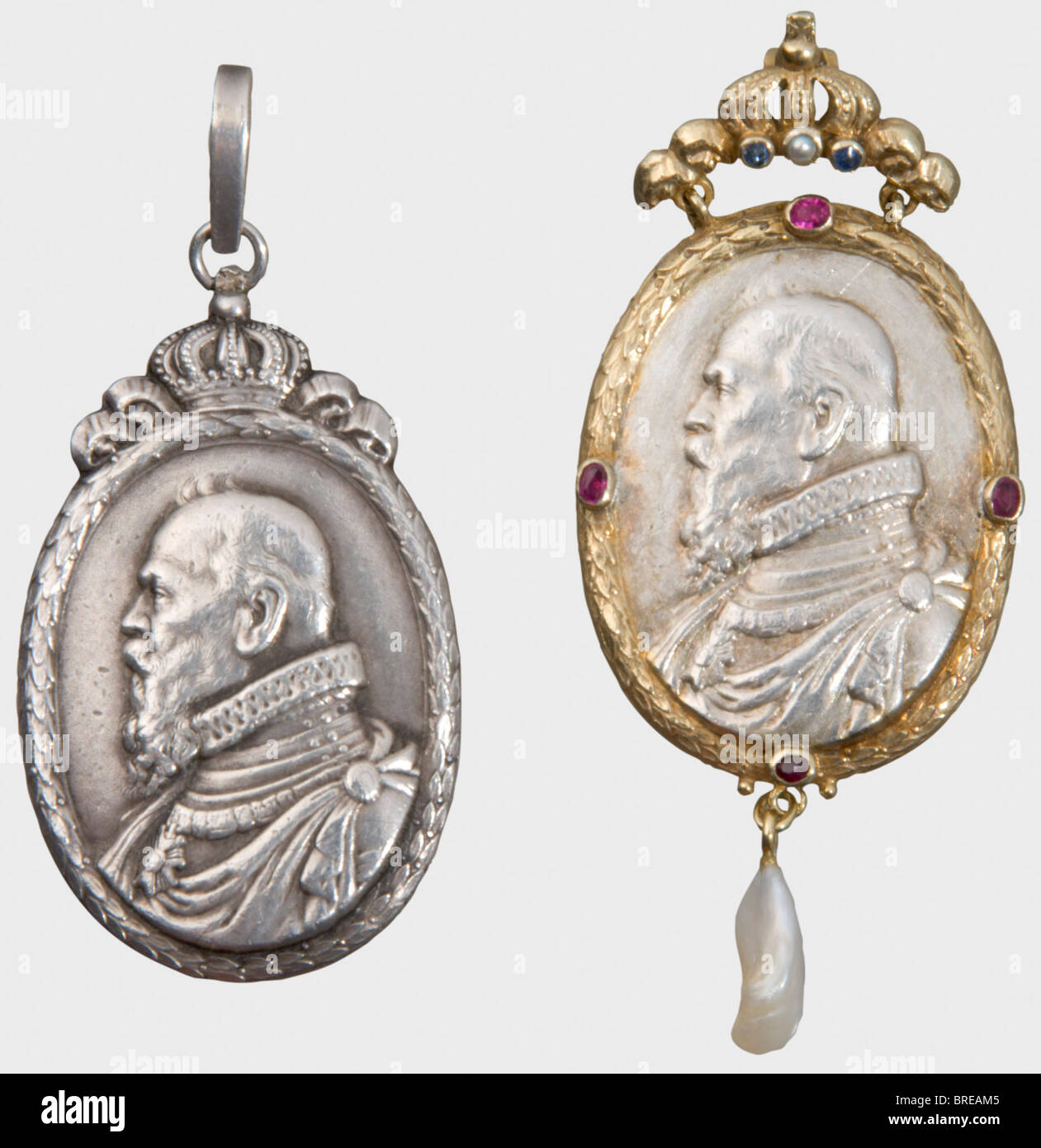 Prinzregent Luitpold von Bayern (181-1912), zwei silberne Medaillons ovales silbernes Medaillon, das ein Porträt des Prinzregenten in Renaissancekostüm nach links trägt, umgeben von einem bekrönten Lorbeerkranz. Auf dem Verso die Aufschrift "LVITPOLDUS PRINCEPS REG. REGIN BAV. NAT XII.-S.A. MDCCCXXI-DENAT. XII.XI.MCMXII'. Größe inkl. Öse 27 x 46 mm, Gewicht 20,88 g. Ein weiteres Medaillon im Stil eines "Gnadenpfennigs" mit demselben Porträt, wenn auch mit einem vergoldeten Lorbeerkranz und an einer Kronengrafe befestigt. Auf dem Kranz vier in Gold gesetzte Rubinen, der Kronzirklet, Stockfoto