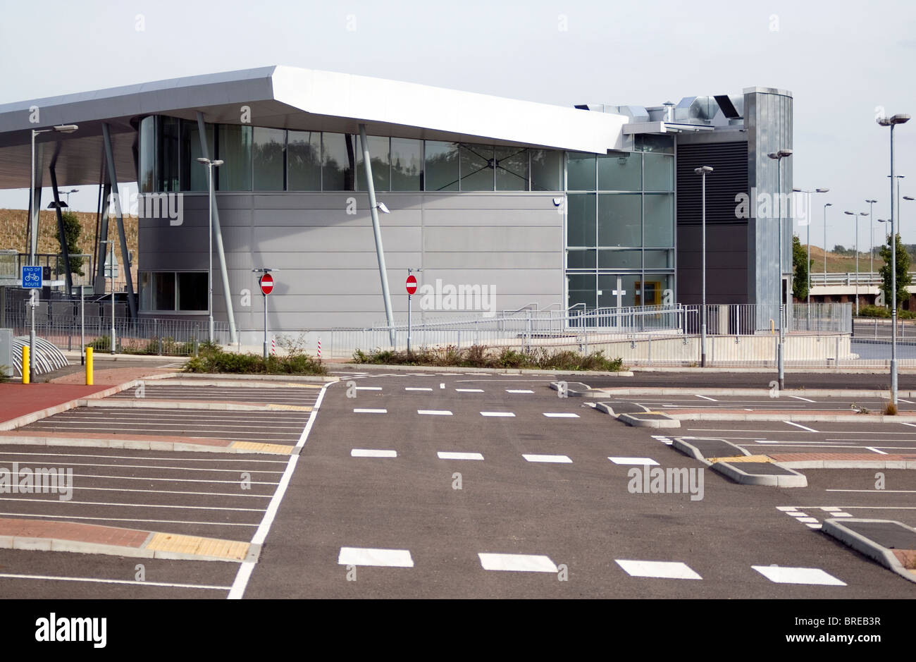 Neue Milton Keynes MK Coachway in der Nähe der Ausfahrt 14 liegen ungenutzte & leer aufgrund einer £600.000 Unterdeckung im £2 M Projekt Stockfoto