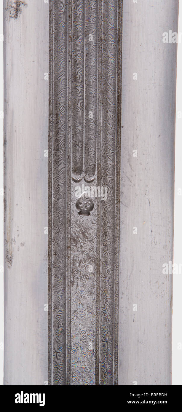 Ein großes kaukasisches Kinjal, Ende des 19. Jahrhunderts Breite, leicht gekürzte Klinge mit vierfachen fullern auf beiden Seiten und einem Kern aus feinem Rosen-Damaskus. Auf einer Seite ist die Marke Smith eingestanzt. Polygonaler, dunkler Horngriff mit silberfarbenen Befestigungen, verziert mit zierlichem Niello. Mit Leder und Stoff bedeckter Holzschaber. Das Material auf der Vorderseite ist abgenutzt und weist Defekte auf. Silberfarbene Schelle mit filigraner Niello-Arbeit und Federleiste. Langes Eisenschäppchen mit Messingkugel. Länge 62,5 cm. Historisch, historisch, 19. Jahrhundert, Osmanisches Reich, Thrustern, Thrustern, Handwaffe, Hand, Stockfoto