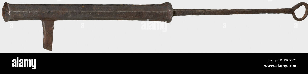 Eine eiserne Handkanone, 2. Hälfte des 15. Jahrhunderts. Geschmiedeter achteckiger Zylinder aus Eisen im 16-mm-Kaliber mit einer beengten Schnauze und einem schmiedegeschweißten Haken auf der Unterseite. Die Entlüftung befindet sich oben mit einer Vertiefung für Pulver. auf der Seite und darunter markiert hufeisenförmiger smith. Am Ende des Fasses eine sich verjüngende Deichsel aus viereckigen Abschnitten mit einem Ringpommel. Gefitterte und korrodierte Oberflächen. Länge 93 cm. Vgl. Hans-Bert Lockhoven, "Feuerwaffen", Köln 1970, Seite 10 mit einer ähnlichen Handkanone aus dem Rheinischen Museum in Köln. Historisch, historisch, 15. Jahrhundert, beschimpft, Stockfoto