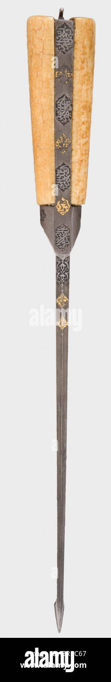 Ein persischer Kard mit Schnitt und Gold-eingelegter Dekoration, Ende des 18. Jahrhunderts EINE schwere Wootz-Damaszener Klinge mit einem zurückgeschnittenen und verstärkten Punkt. Mit Meißeln und goldfarbenen Koran-Surahs auf beiden Seiten an der Blattunterseite. Die Rückseite trägt die Handschrift "Bâqir Werk". Wootz-Damaskus-Ferrule und Griffrahmen mit wechselndem Schnitt und goldeingelegten Koran-Surahs. Intakte kristalline Walross-Elfenbeingriffskalen. Länge 37,7 cm. Ein fast identischer Kard, signiert "Bâqir", wurde im Katalog der "orgenländischen Pracht", Ausstellung der TH, veröffentlicht. Stockfoto Ein persischer Kard mit Schnitt und Gold-eingelegter Dekoration, Ende des 18. Jahrhunderts EINE schwere Wootz-Damaszener Klinge mit einem zurückgeschnittenen und verstärkten Punkt. Mit Meißeln und goldfarbenen Koran-Surahs auf beiden Seiten an der Blattunterseite. Die Rückseite trägt die Handschrift "Bâqir Werk". Wootz-Damaskus-Ferrule und Griffrahmen mit wechselndem Schnitt und goldeingelegten Koran-Surahs. Intakte kristalline Walross-Elfenbeingriffskalen. Länge 37,7 cm. Ein fast identischer Kard, signiert "Bâqir", wurde im Katalog der "orgenländischen Pracht", Ausstellung der TH, veröffentlicht. Stockfoto