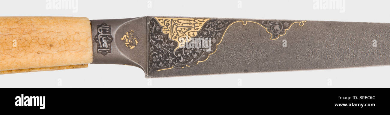 Ein persischer Kard mit Schnitt und Gold-eingelegter Dekoration, Ende des 18. Jahrhunderts EINE schwere Wootz-Damaszener Klinge mit einem zurückgeschnittenen und verstärkten Punkt. Mit Meißeln und goldfarbenen Koran-Surahs auf beiden Seiten an der Blattunterseite. Die Rückseite trägt die Handschrift "Bâqir Werk". Wootz-Damaskus-Ferrule und Griffrahmen mit wechselndem Schnitt und goldeingelegten Koran-Surahs. Intakte kristalline Walross-Elfenbeingriffskalen. Länge 37,7 cm. Ein fast identischer Kard, signiert "Bâqir", wurde im Katalog der "orgenländischen Pracht", Ausstellung der TH, veröffentlicht. Stockfoto Ein persischer Kard mit Schnitt und Gold-eingelegter Dekoration, Ende des 18. Jahrhunderts EINE schwere Wootz-Damaszener Klinge mit einem zurückgeschnittenen und verstärkten Punkt. Mit Meißeln und goldfarbenen Koran-Surahs auf beiden Seiten an der Blattunterseite. Die Rückseite trägt die Handschrift "Bâqir Werk". Wootz-Damaskus-Ferrule und Griffrahmen mit wechselndem Schnitt und goldeingelegten Koran-Surahs. Intakte kristalline Walross-Elfenbeingriffskalen. Länge 37,7 cm. Ein fast identischer Kard, signiert "Bâqir", wurde im Katalog der "orgenländischen Pracht", Ausstellung der TH, veröffentlicht. Stockfoto