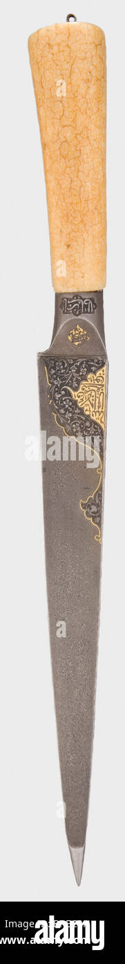 Ein persischer Kard mit Schnitt und Gold-eingelegter Dekoration, Ende des 18. Jahrhunderts EINE schwere Wootz-Damaszener Klinge mit einem zurückgeschnittenen und verstärkten Punkt. Mit Meißeln und goldfarbenen Koran-Surahs auf beiden Seiten an der Blattunterseite. Die Rückseite trägt die Handschrift "Bâqir Werk". Wootz-Damaskus-Ferrule und Griffrahmen mit wechselndem Schnitt und goldeingelegten Koran-Surahs. Intakte kristalline Walross-Elfenbeingriffskalen. Länge 37,7 cm. Ein fast identischer Kard, signiert "Bâqir", wurde im Katalog der "orgenländischen Pracht", Ausstellung der TH, veröffentlicht. Stockfoto Ein persischer Kard mit Schnitt und Gold-eingelegter Dekoration, Ende des 18. Jahrhunderts EINE schwere Wootz-Damaszener Klinge mit einem zurückgeschnittenen und verstärkten Punkt. Mit Meißeln und goldfarbenen Koran-Surahs auf beiden Seiten an der Blattunterseite. Die Rückseite trägt die Handschrift "Bâqir Werk". Wootz-Damaskus-Ferrule und Griffrahmen mit wechselndem Schnitt und goldeingelegten Koran-Surahs. Intakte kristalline Walross-Elfenbeingriffskalen. Länge 37,7 cm. Ein fast identischer Kard, signiert "Bâqir", wurde im Katalog der "orgenländischen Pracht", Ausstellung der TH, veröffentlicht. Stockfoto