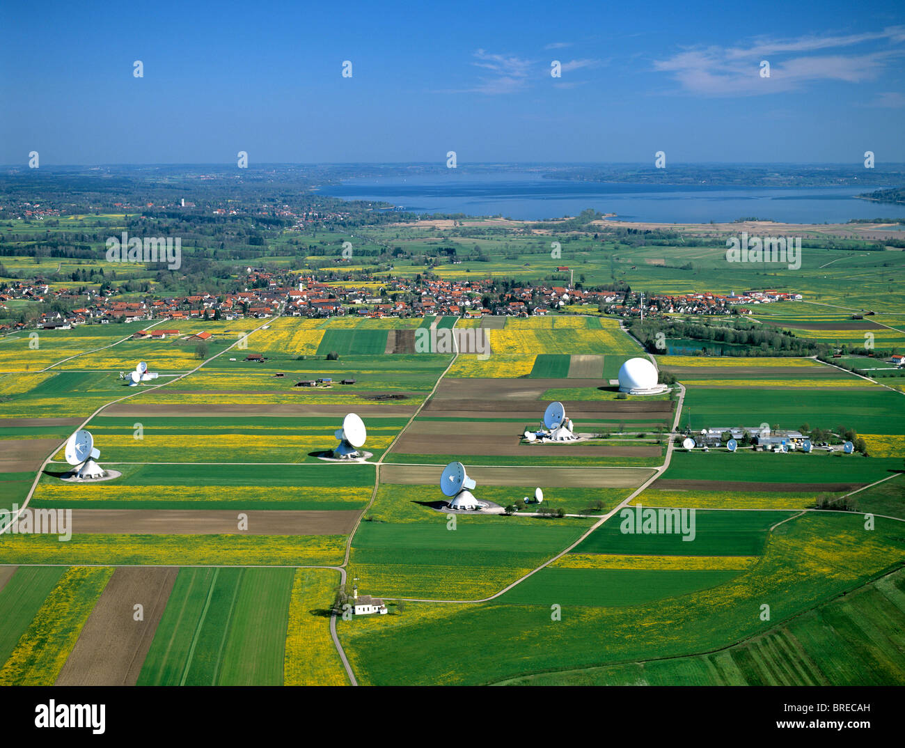 Satelliten-Bodenstation Raisting, Satellitenantennen, See Ammersee, Pfaffenwinkel, Oberbayern, Deutschland, Europa, Luftbild Stockfoto