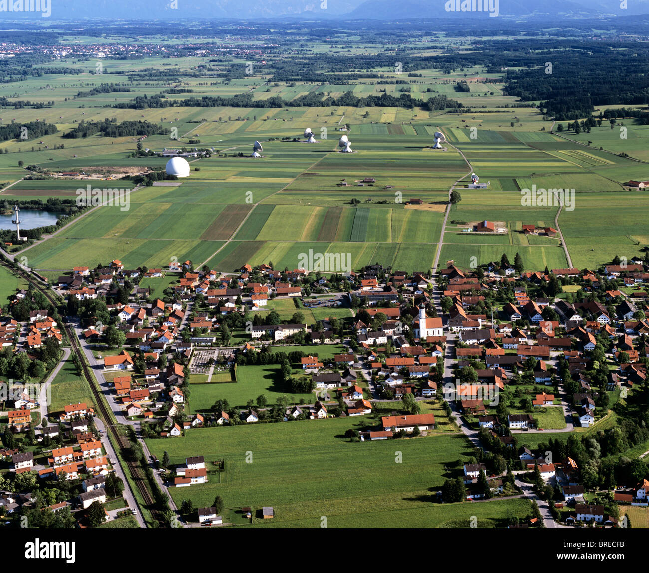Raisting, Satelliten-Bodenstation, Satellitenantennen, Alpen, Oberbayern, Deutschland, Europa, Luftbild Stockfoto