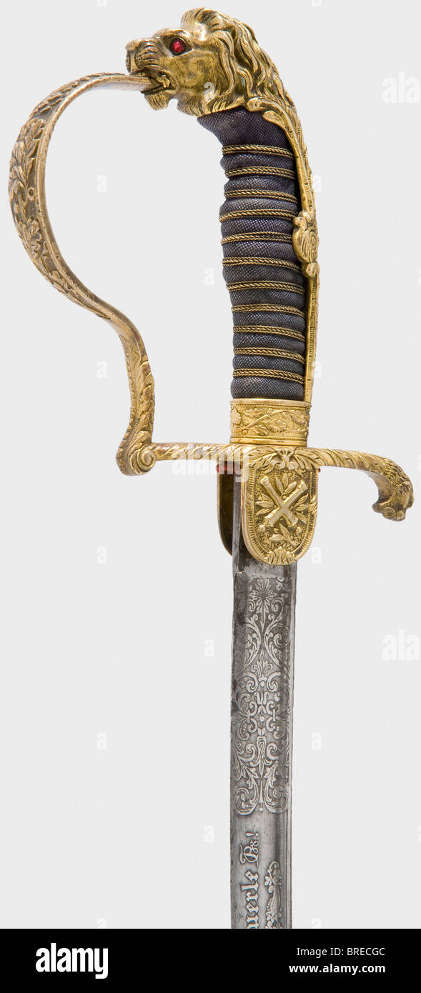 Ein Präsentationssäbel mit Damaszener Klinge, an einen preussischen Artillerie-Offizier Gebogene Rohrschlinge aus geschmiedetem Damaskus (geschärft, gereinigt) mit Geläuten und dekorativer Blumenätzung auf der oberen Hälfte zusammen mit der Widmung, 'J.W. Colsman s/l R. Bäuerle - 1910" mit einem Studentenwohnschaftslogo und dem Makerzeichen "WKC". Vergoldeter Knöchelknopfhill mit Löwenkopfgriffkappe (mit roten Glasaugen) und üppiger Blumendekoration im Reliefformat. Die obverse Schlanke trägt gekreuzte Kanonenfässer. Schwarze Schärfhaut Griffabdeckung mit Drahtwicklung. Schabb aus schwarz lackiertem Stahl, Stockfoto