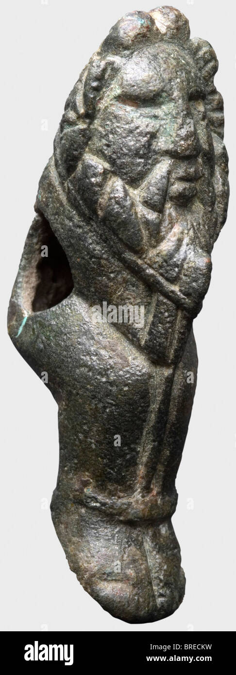 Gefangenes Barbarei, eine kleine römische Bronze, 1./2. Jahrhundert A.D. Bronze mit grünlicher Patina. Figur eines gekerbten bärtigen Mannes, dessen gefesselte Hände unerbittlich angehoben wurden. Vier Befestigungslöcher auf der Rückseite. Gereinigte Grabungsentdeckung. Höhe 4,5 cm. Historisch, historisch, alt, alt, alt, alt, alt, Objekt, Objekte, Fotos, Schnitten, Ausschnitte, Ausschnitte, Skulpturen, Skulpturen, Statuette, Figurine, Figurinen, Statuetten, Bildende Kunst, Kunst, Stockfoto
