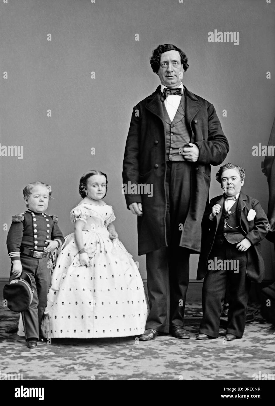 Berühmte Stars der P T Barnum 19. Jahrhundert Shows - Commodore Nutt, Lavinia Warren, nicht identifizierte "Riese" + General Tom Thumb. Stockfoto