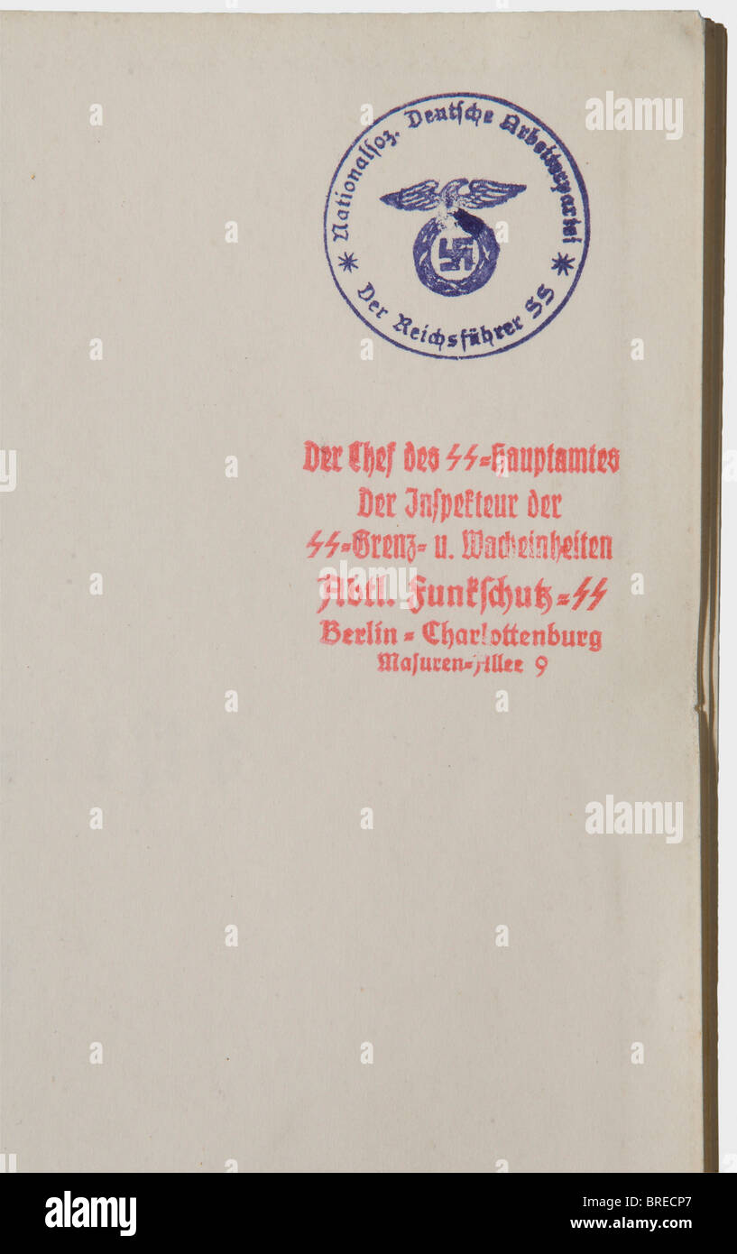 Eine vom Personalamt des Reichführers-SS erstellte SS-Dienstaltersliste vom 1. Dezember 1936. Etwa 7.900 Beamte, aufgelistet nach Dienstgrad (Obergruppenführer bis Untersturmführer) mit Angaben zu Postings, Partei- und SS-Nummern, Geburtsdatum, Datum jeder Beförderung, Verleihung des Todeskopfrings, SS-Ehrenschwert, Blutordnung usw. Enthalten ist eine Auflistung von Beamten, die in der Ausbildung sind, Verwiesen oder von Führungsschulen getrennt. Schwarzes Volumen (unten eingedellt) mit Runen und Buchstaben, die weiß gestempelt sind. Endpapiere mit Inventarstempel 'Des Reichführers-SS, Stockfoto