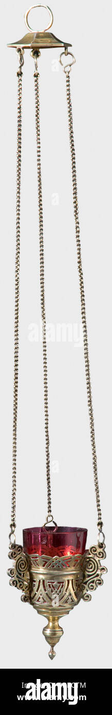 Eine Lampada, St. Petersburg, ca. 1910 Gilt-Silberöffnung. Ruby-rote Glaseinsätze. Kyrillische Meisterzeichen "NE", St. Petersburg Markenzeichen für 84 Zolotniki. Gewicht ohne Glas 150 g. Herkunft: Herzogin Vera Konstantinovna Romanova (34-1912). Historisch, historisch, 1910er, 20. Jahrhundert, Objekt, Objekte, Stills, Clipping, Clippings, herausgeschnitten, herausgeschnitten, herausgeschnitten, Kunstgegenstände, Kunstgegenstände, Kunstgegenstände, kunstvoll, kostbar, Sammlerstück, Sammlerstücke, Sammlerstücke, Seltenheit, Seltenheit, Seltenheit Stockfoto