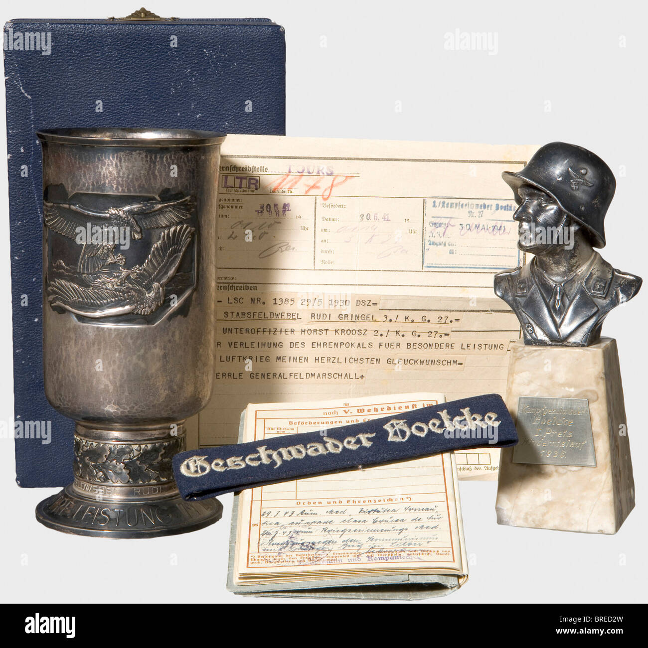 Ein Ehrengott für herausragende Leistungen im Luftkrieg, mit Präsentationskoffer und Dokumenten Silber, eingraviert auf dem Inschriftenband 'Stabsfeldwebel Rudi Gringel am 23.5.41', gestanzt an der Basis 'Joh. Wagner & Sohn" und Feinheit markieren "835" mit Halbmond und Krone. Gewicht 403 g In der sehr seltenen blauen Preispräsentationshülle (beschädigt) mit blauer Samteinlage, zusammen mit einem Wunschtelegramm von GFM Sperrle. Enthalten sind Gringels Lohnbuch (Soldbuch) und Entwurf eines Eintragungsbuches (Wehrpass) mit vielen Einsendungen, darunter die Verleihung des Ehrengangs, Stockfoto