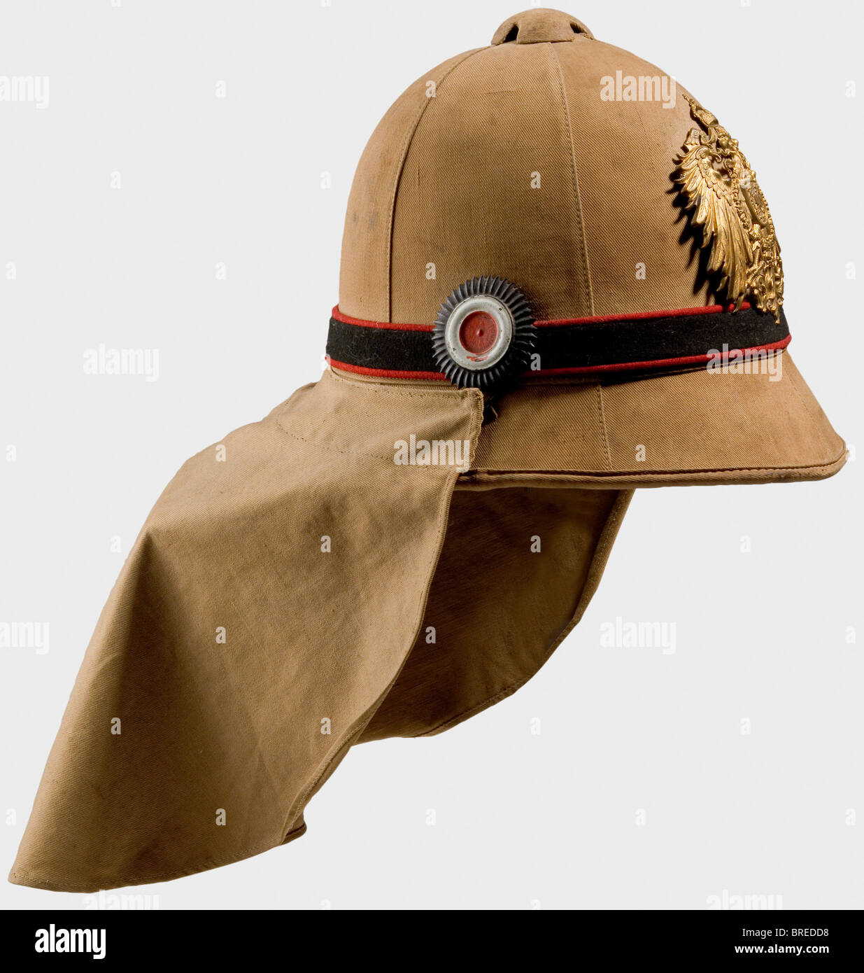 Ein tropischer Helm des Modells 1900 für Artillerie und Pioniere, Ostasiatische Expedition 1900 - 1903 EIN tropischer Korkhelm, der mit Khaki-Bohrer bedeckt ist, und ein aufklappbarer Nackentuch. Meergrüne Futter. Leder-Sweatband mit der Herstellerinschrift für die Bortfeldt Company, Bremen. Verbrauchsstempel "F1.B.1." (Mobil Light Battery 1?). Umgeben von einem schwarzen Wollband mit roten Paspeln. Große imperiale Kakade auf der rechten Seite. Vergoldeter Kaiseradler. Das Nackentuch hat die Liefermarken "B.A.O. 1902", "F1.B.1.", "1916" und der Eigentümername "Probst". Sehr seltener tropischer Helm f, Stockfoto