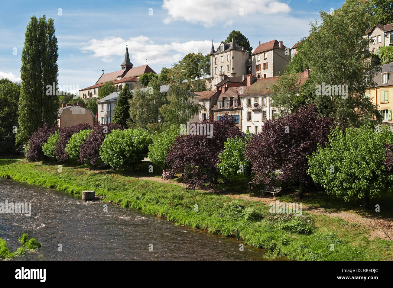 Aubusson, Frankreich, über den Fluss Creuse aus gesehen. Die Stadt ist berühmt für Tapeten und Teppiche Stockfoto