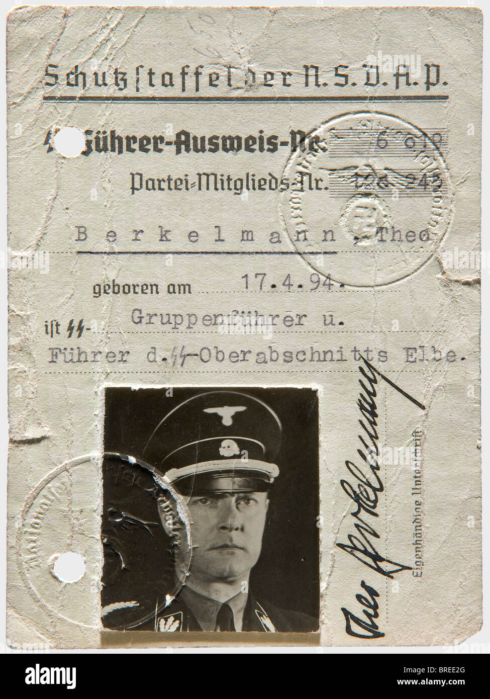 Theodor Berkelmann (1894 - 1943), sein Personalausweis für SS-Führer Personalausweis mit der Nummer '6019' und die Parteiennummer '128245' für den Gruppenführer des oberen Elbbezirks. Mit Foto und Unterschrift. Rückseite rot gestempelt für die Lizenz zum tragen einer Handfeuerwaffe und einer Faksimile-Unterschrift Himmlers. Verlöcherte, kleine Tränen. Theodor Berkelmann wurde 1929 Parteimitglied und Reichstags-Delegat, zeitweise war er Adjutant Himmlers. Sein letzter Dienstgrad war Obergruppenführer (Oberleutnant) und General der Polizei. Er starb 1943 an einem Hirntumor. Peop, Stockfoto
