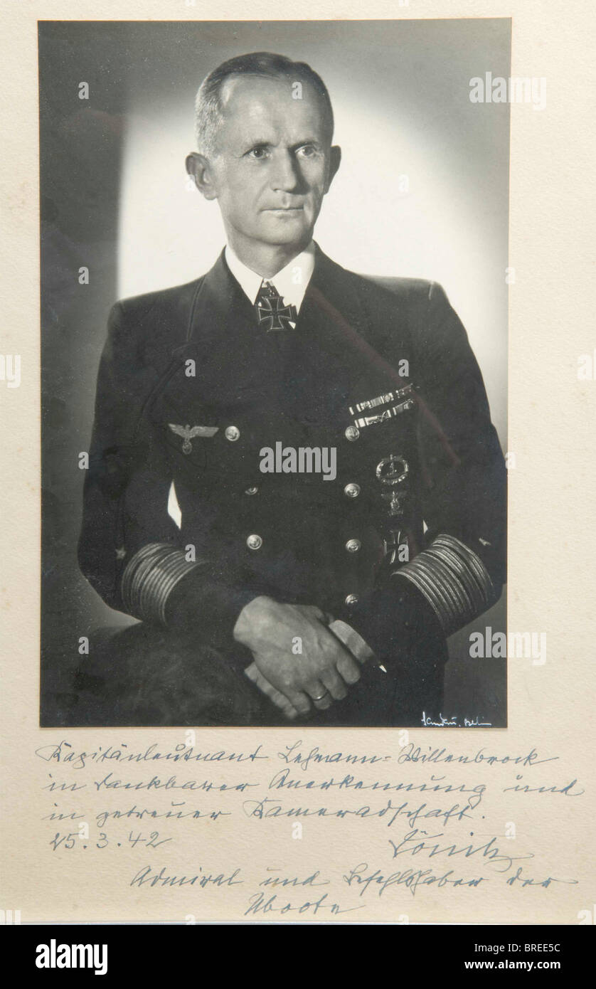 Ein Präsentationsfoto von Admiral Karl Dönitz (zwischen November und Mai), zum Kapitänleutnant (LT Kommandant) Lehmann-Willenbrock Gerahmte Präsentationsfoto des Befehlshabers des U-Bootdienstes und späteren Großmeisters und Reichskanzlers Karl Dönitz. Bildgröße 19 x 29 cm des Admirals in Uniform, auf dem Passepartout ist eine handschriftliche Widmung in Tinte "Kapitänleutnant Lehmann-Willenbrock in Dankbarer Anerkennung und in der getreuer Kameradschaft 25.3.42 Dönitz Admiral und Beamer der Uboote" (LT Kommandant Lehmann-Willenbrock in dankbarer Anerkennung und Vertrauen f, Stockfoto