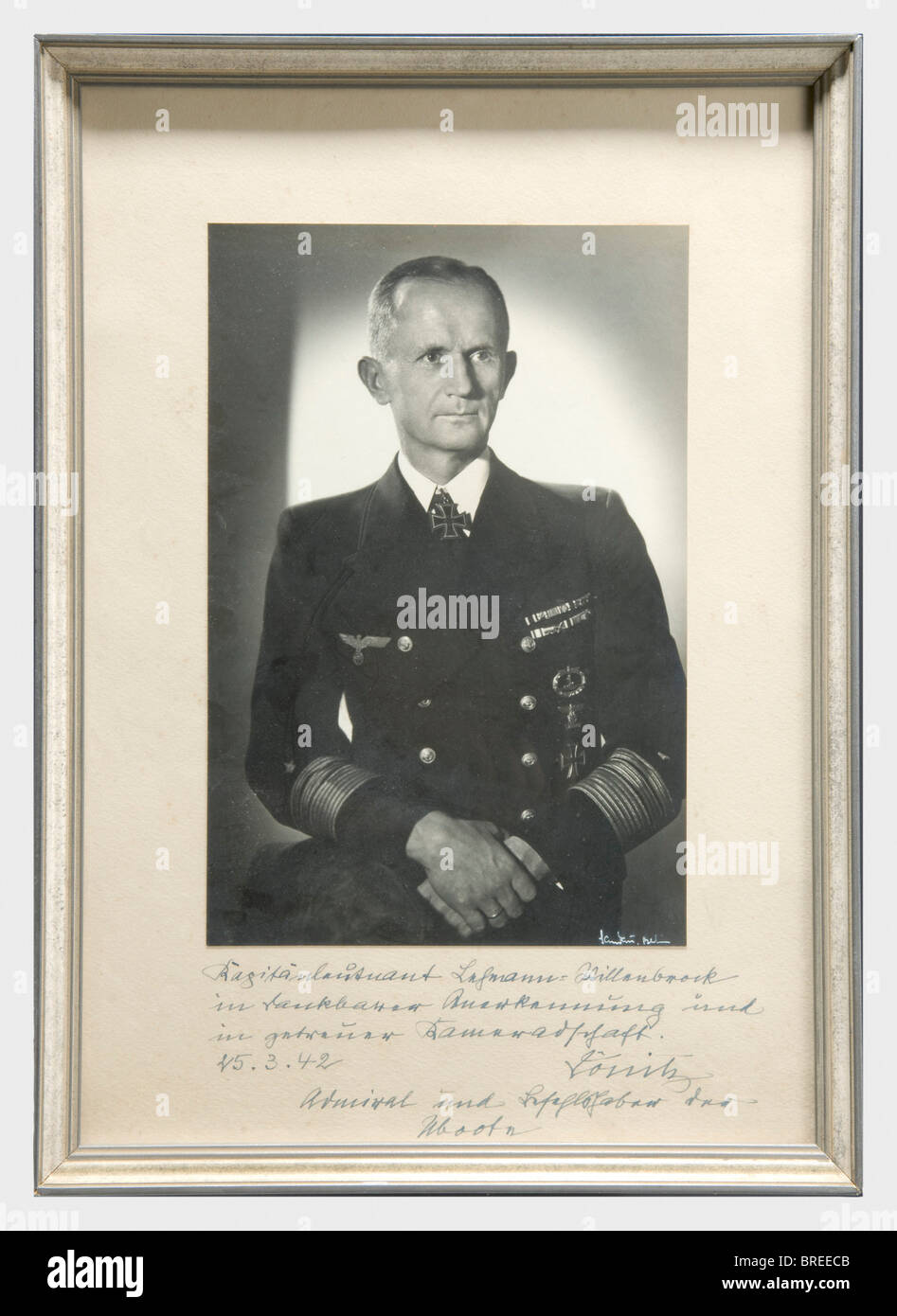 Ein Präsentationsfoto von Admiral Karl Dönitz (zwischen November und Mai), zum Kapitänleutnant (LT Kommandant) Lehmann-Willenbrock Gerahmte Präsentationsfoto des Befehlshabers des U-Bootdienstes und späteren Großmeisters und Reichskanzlers Karl Dönitz. Bildgröße 19 x 29 cm des Admirals in Uniform, auf dem Passepartout ist eine handschriftliche Widmung in Tinte "Kapitänleutnant Lehmann-Willenbrock in Dankbarer Anerkennung und in der getreuer Kameradschaft 25.3.42 Dönitz Admiral und Beamer der Uboote" (LT Kommandant Lehmann-Willenbrock in dankbarer Anerkennung und Vertrauen f, Stockfoto