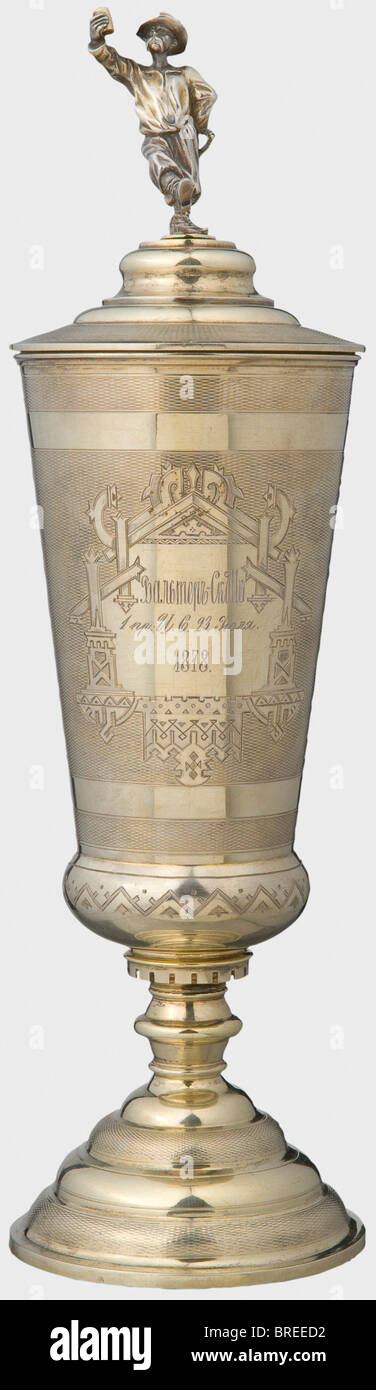 Ein vermeile Goblet mit Deckel, Sir Walter Scott Prize 1878, Fabian Frederick Allenius Gilt Silber, die Oberfläche fein gewellt und graviert, mit einer kyrillischen Widmung auf der Vorderseite, "Walter Scott - 1. Pr. I.S. 23. Juli 1878'. Meisterzeichen "FA", das Petersburger Markenzeichen für "84" Zolotniki, das kyrillische Kontrollzeichen "MD" und das Jahr "1877". Gesamthöhe 41,3 cm. Gewicht 959 g Vermutlich ein St. Petersburger Preis für Literatur . historisch, historisch, 19. Jahrhundert, Gefäß, Gefäße, Objekt, Objekte, Stillen, Clipping, Ausschnitte, Ausschnitte, Ausschnitte, Ausschnitte, Ausschnitte, Stockfoto