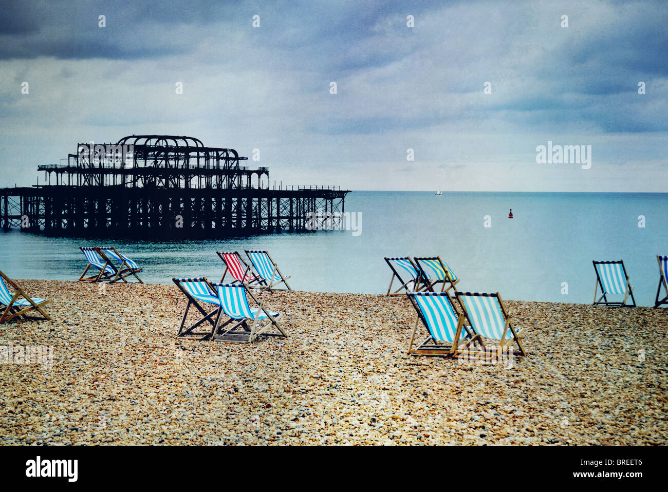 Liegestühle am Strand von Brighton Stockfoto