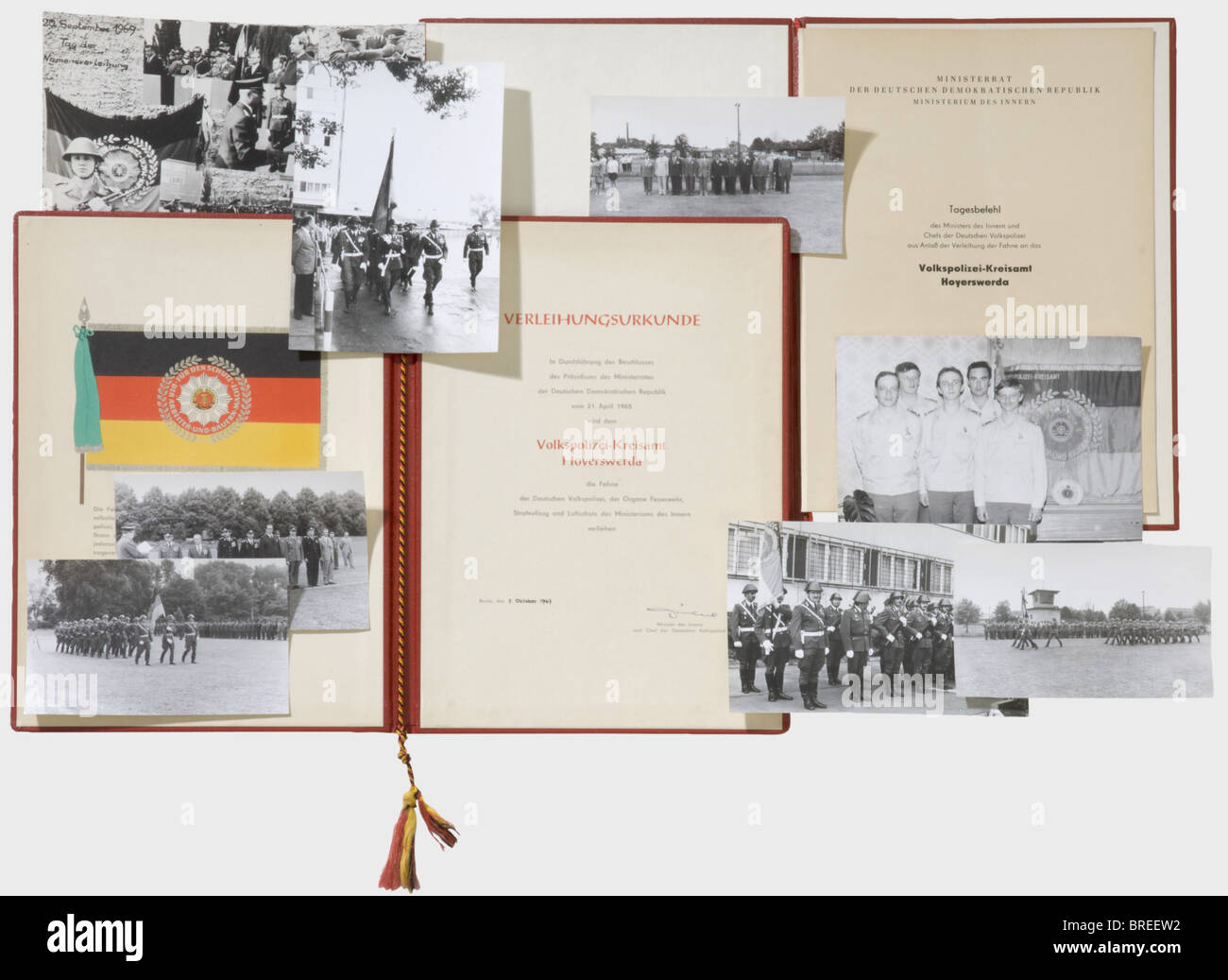 Ein Banner für das "Volkspolizei-Kreisamt Hoyerswerda" (Bezirksamt Hoyerswerda Volkspolizei), mit allem Zubehör und der Verleihungsurkunde Seide mit einem silbernen Fransen auf drei Seiten, beide Seiten horizontal in schwarz-rot-Gold geteilt mit einem farbigen Wappen in der Mitte, umgeben von der silberbestickten Aufschrift, "Für den Schutz der Arbeiter- und Bauernmacht" (Zum Schutz der Arbeiter- und Bauernmacht) und einen Eichenblattkranz. Auf der obversen Seite eine entsprechende silberbestickte Aufschrift in der linken oberen Ecke. Abmessungen 155 x 1, Stockfoto