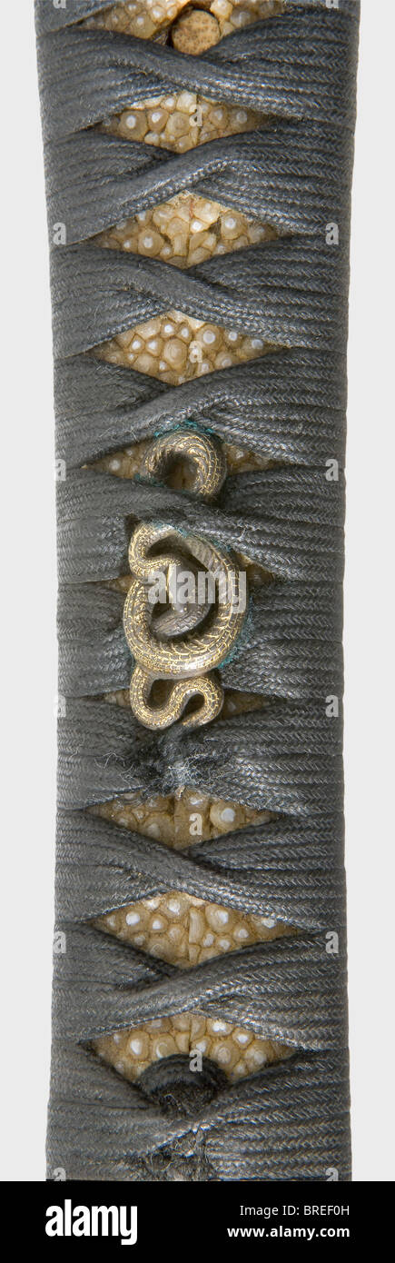 Ein Wakizashi, Japan, frühe Edo-Zeit Blade Shobu-zukuri, mittlere Torii-zori. Schwache Ambosen sind hamon, Hada und Boshi getragen, nicht erkennbar. Nakago mit zwei Mekugi-ana und kiri Yasurime, Mumei. Vergoldet niju-habaki, Eisen, nademaru-gata in Schlangenform tsuba. Fuchi/Kaschira aus Shibuichi auf Mingaki-Boden, mit dreidimensionalem Frosch, Blättern, Schilf und fliegenden Enten. 'Masayuki' beschriftet. Schwarze Seidenbindung über qualitativ hochwertige Menuki in Schlangenform. Brauner Lack saya (leicht beschädigt, teilweise wiederhergestellt), die Oberfläche weist auf einen verrotteten Ast mit einem gravierten Cop hin, Stockfoto