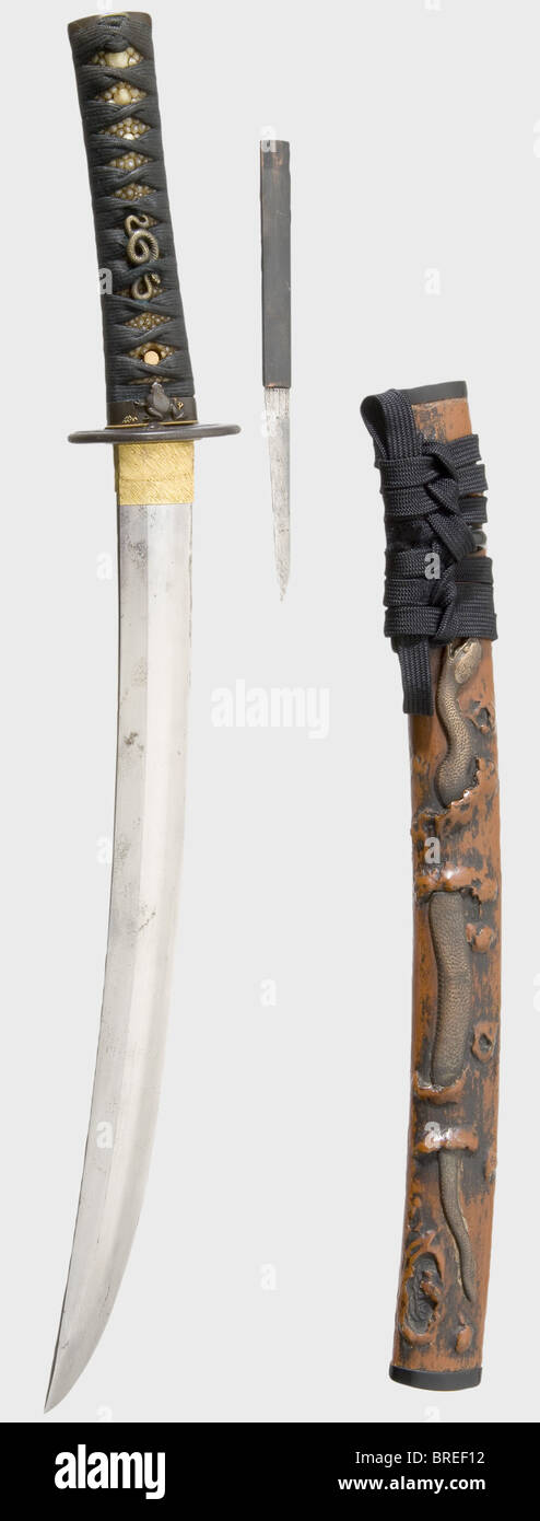 Ein Wakizashi, Japan, frühe Edo-Zeit Blade Shobu-zukuri, mittlere Torii-zori. Schwache Ambosen sind hamon, Hada und Boshi getragen, nicht erkennbar. Nakago mit zwei Mekugi-ana und kiri Yasurime, Mumei. Vergoldet niju-habaki, Eisen, nademaru-gata in Schlangenform tsuba. Fuchi/Kaschira aus Shibuichi auf Mingaki-Boden, mit dreidimensionalem Frosch, Blättern, Schilf und fliegenden Enten. 'Masayuki' beschriftet. Schwarze Seidenbindung über qualitativ hochwertige Menuki in Schlangenform. Brauner Lack saya (leicht beschädigt, teilweise wiederhergestellt), die Oberfläche weist auf einen verrotteten Ast mit einem gravierten Cop hin, Stockfoto