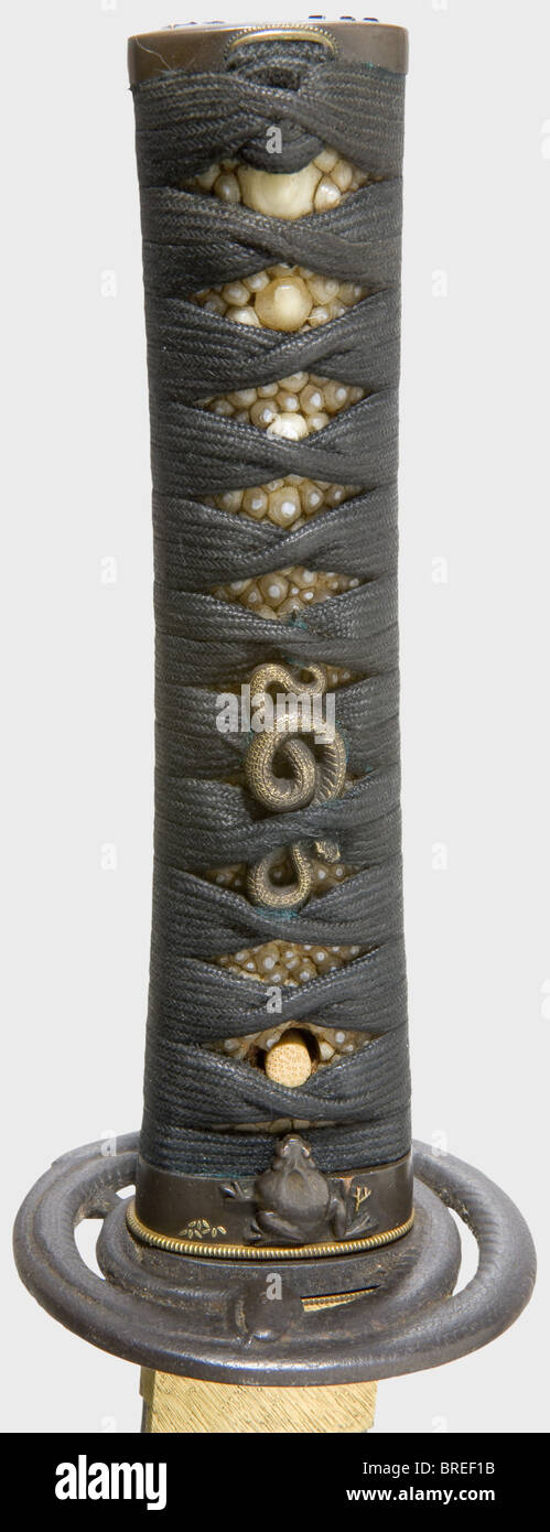 Ein Wakizashi, Japan, frühe Edo-Zeit Blade Shobu-zukuri, mittlere Torii-zori. Schwache Ambosen sind hamon, Hada und Boshi getragen, nicht erkennbar. Nakago mit zwei Mekugi-ana und kiri Yasurime, Mumei. Vergoldet niju-habaki, Eisen, nademaru-gata in Schlangenform tsuba. Fuchi/Kaschira aus Shibuichi auf Mingaki-Boden, mit dreidimensionalem Frosch, Blättern, Schilf und fliegenden Enten. 'Masayuki' beschriftet. Schwarze Seidenbindung über qualitativ hochwertige Menuki in Schlangenform. Brauner Lack saya (leicht beschädigt, teilweise wiederhergestellt), die Oberfläche weist auf einen verrotteten Ast mit einem gravierten Cop hin, Stockfoto