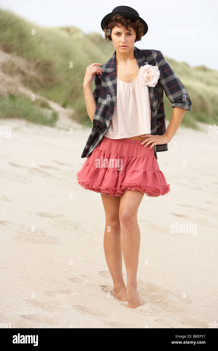 Attraktive junge Frau unter Sanddünen stehen modisch gekleidet Stockfoto
