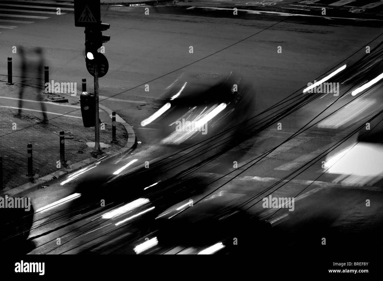 Rumänien, Bukarest. Straße Kreuzung bei Nacht Stockfoto