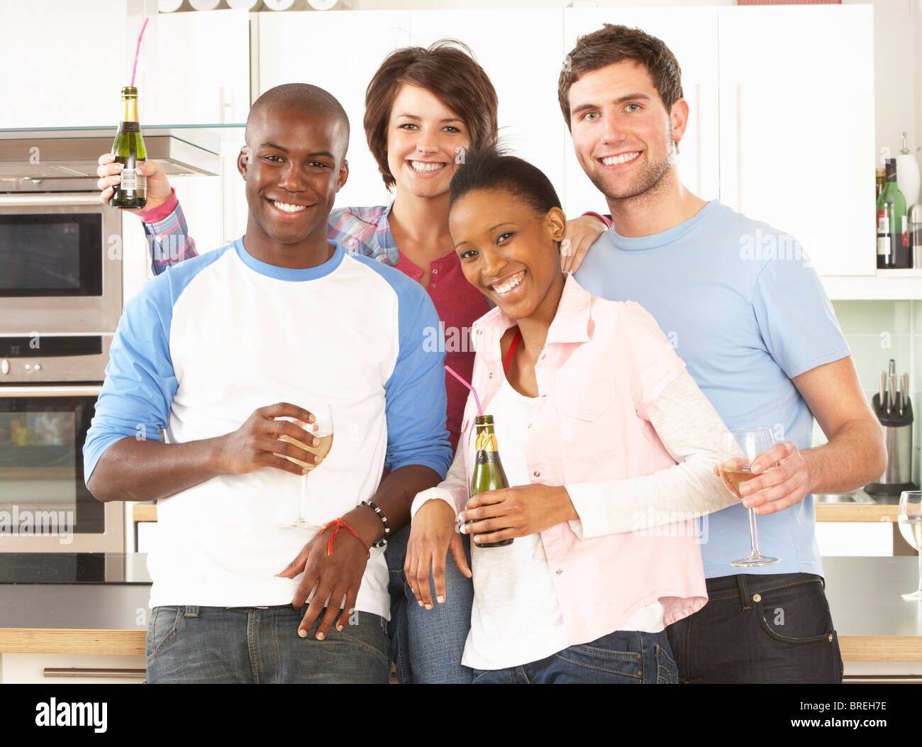 Gruppe junger Freunde Getränk In modernen Küche Stockfoto