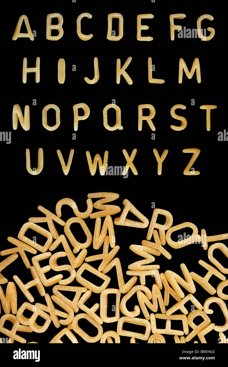 Alphabet Soup Nudeln Schriftart. Kinder essen Hintergrund. Stockfoto
