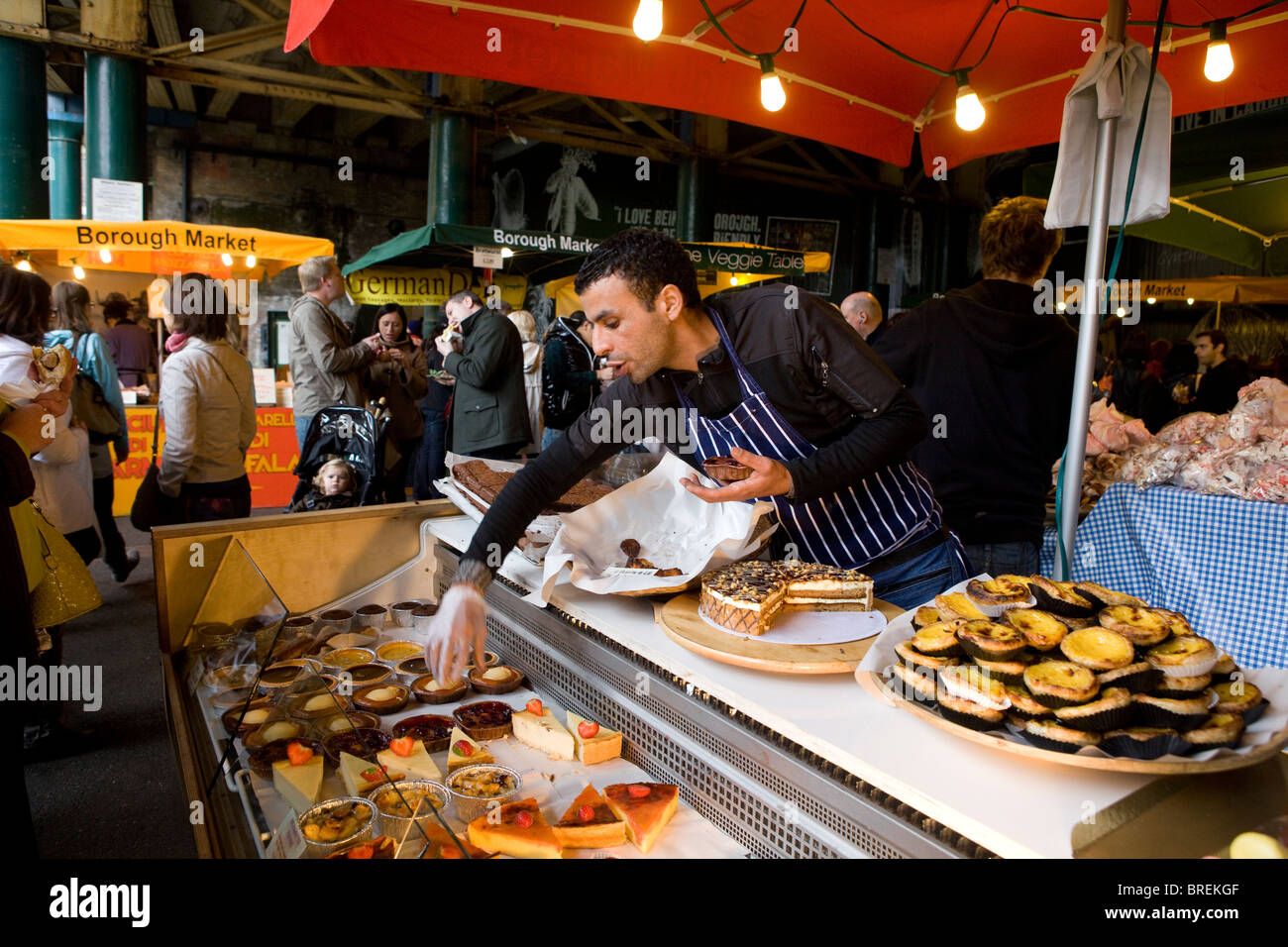 Borough Market Trader verkaufen Kuchen, Süßigkeiten und desserts Stockfoto
