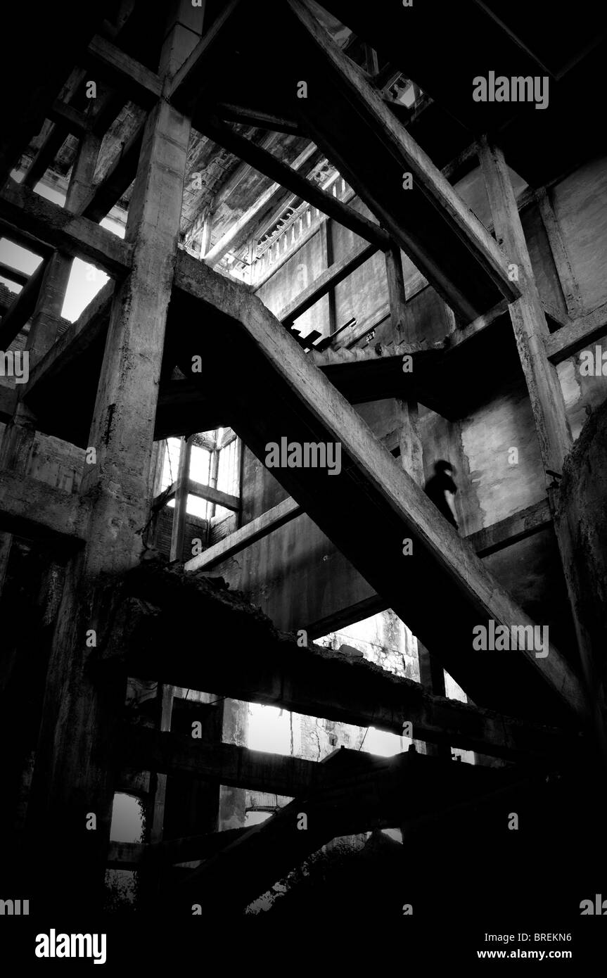 Treppe in einer verlassenen Fabrik Stockfoto
