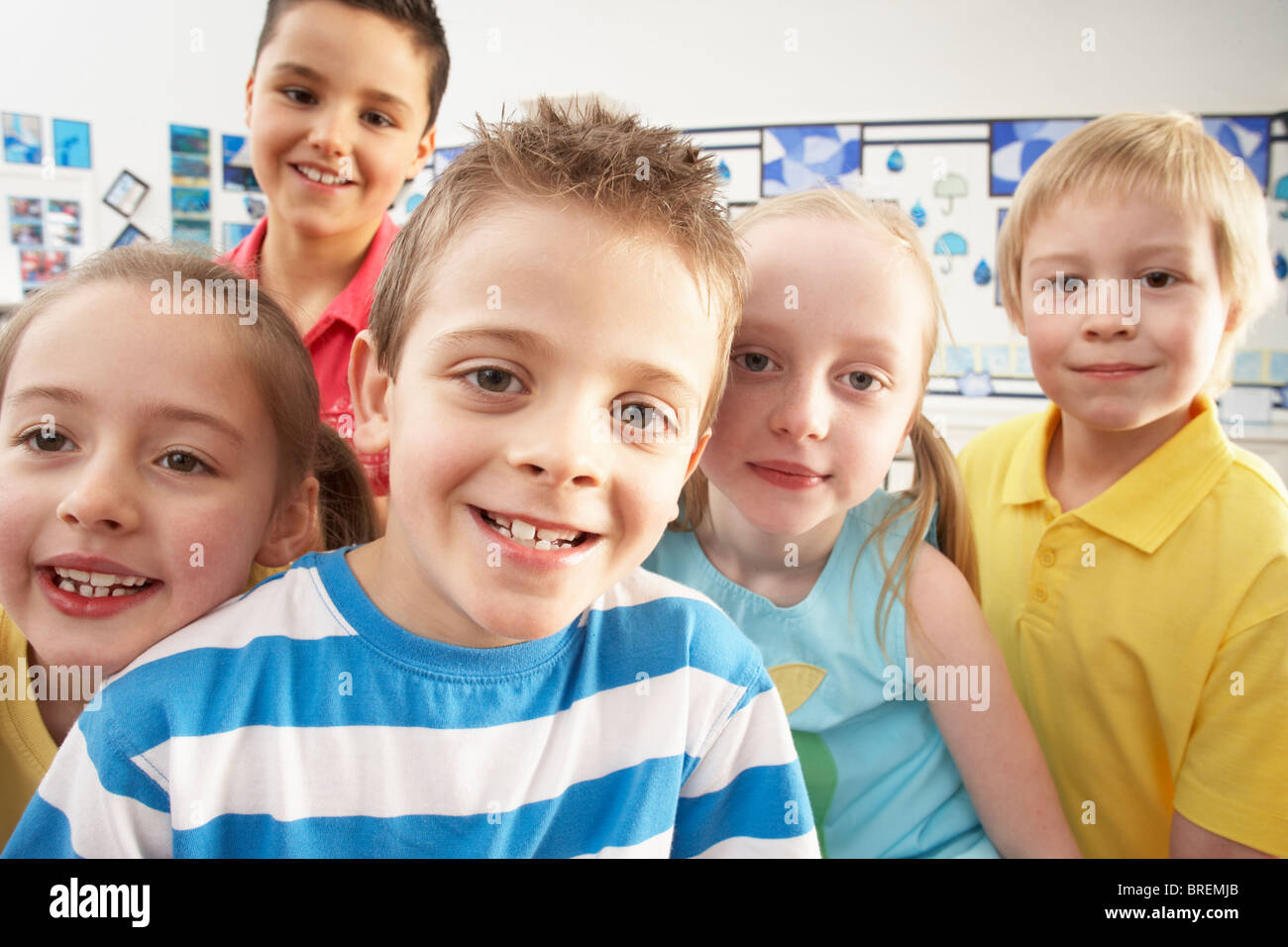 Gruppe der Grundschulkinder im Klassenzimmer Stockfoto