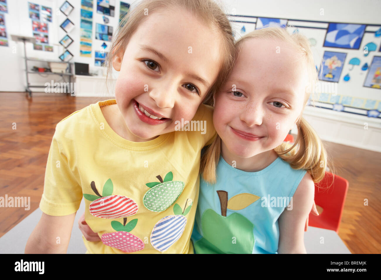 Zwei weibliche Grundschulkinder im Klassenzimmer Stockfoto