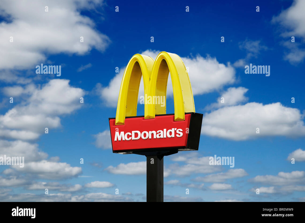 McDonalds-Schild, UK. Stockfoto