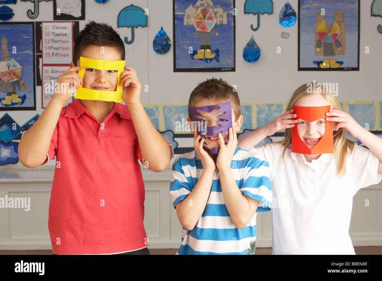 Gruppe von Grundschulkindern Ausschneiden von Papier Formen In Handwerk-Lektion Stockfoto