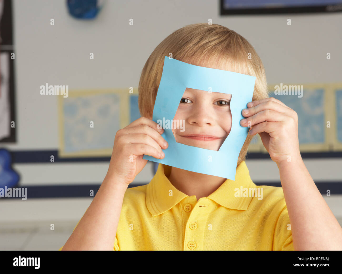 Männliche Grundschule Ausschneiden Papier Formen In Handwerk-Lektion Stockfoto