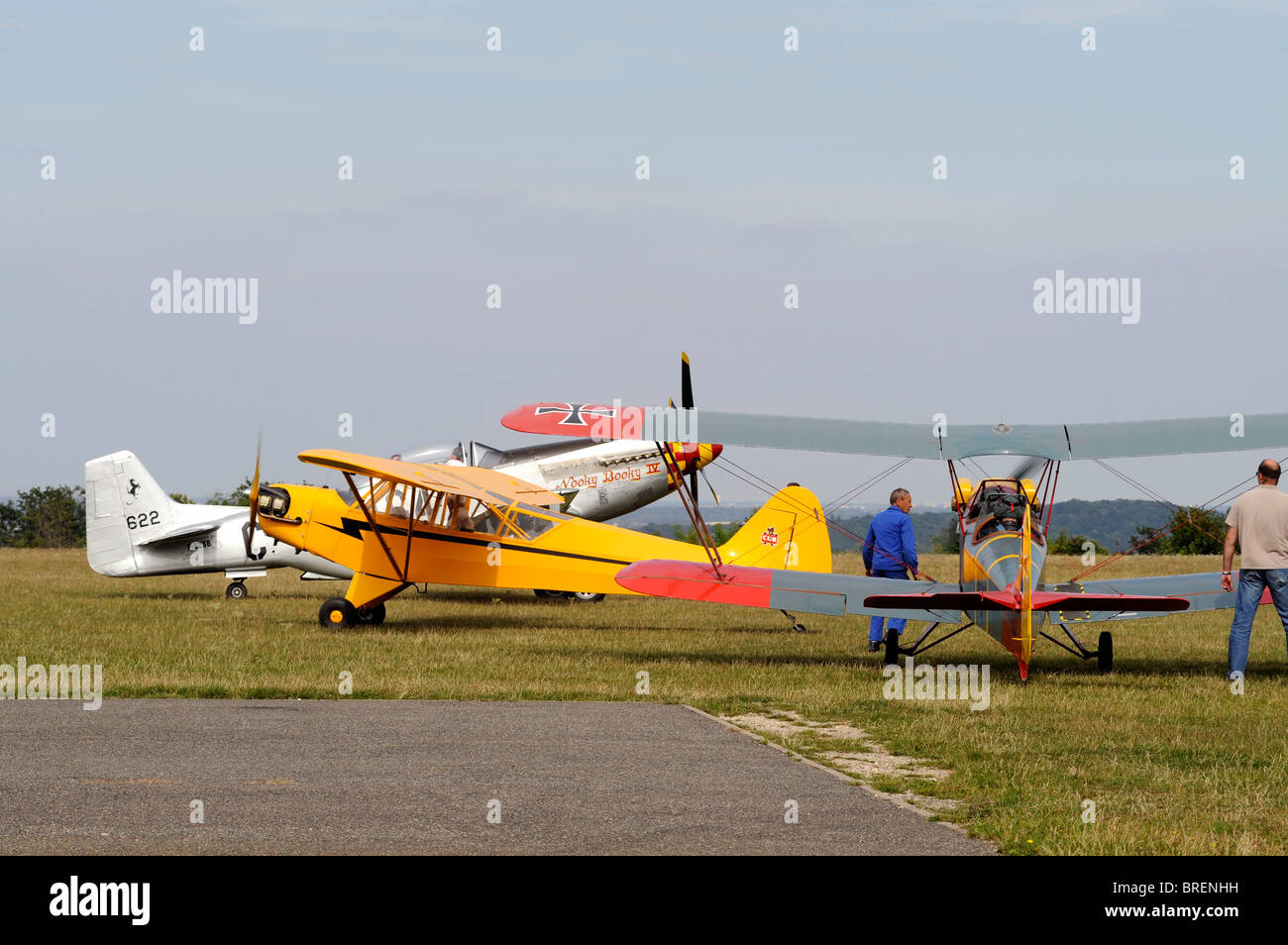 Piper Cub J3, Leopoldoff L5 Colibri und Mustang P - 51D, Flugplatz de Cerny - La Ferte-Alais, Amicale Jean-Baptiste Salis in der Nähe von Paris Stockfoto