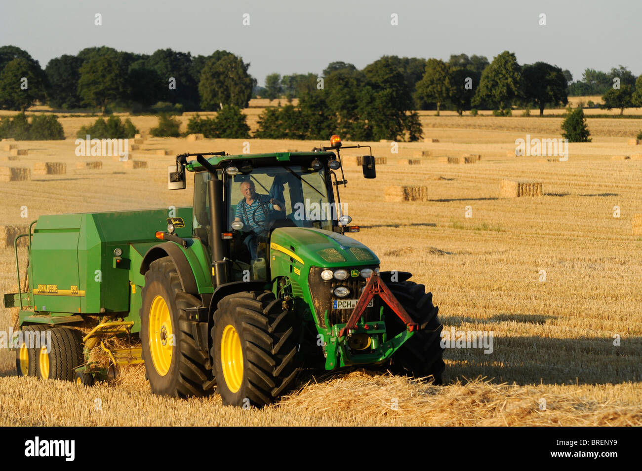 Deutschland John Deere Traktor und Ballen Presse bei Stroh Ernte Stockfoto