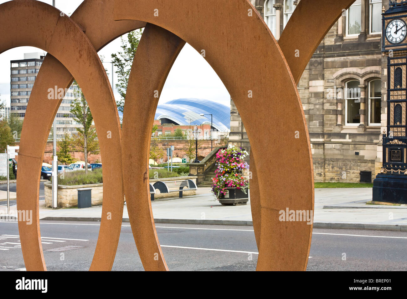 Public Art Sculpture by John Creed genannt Beschleunigung außerhalb Gateshead Rathaus gelegen. Stockfoto