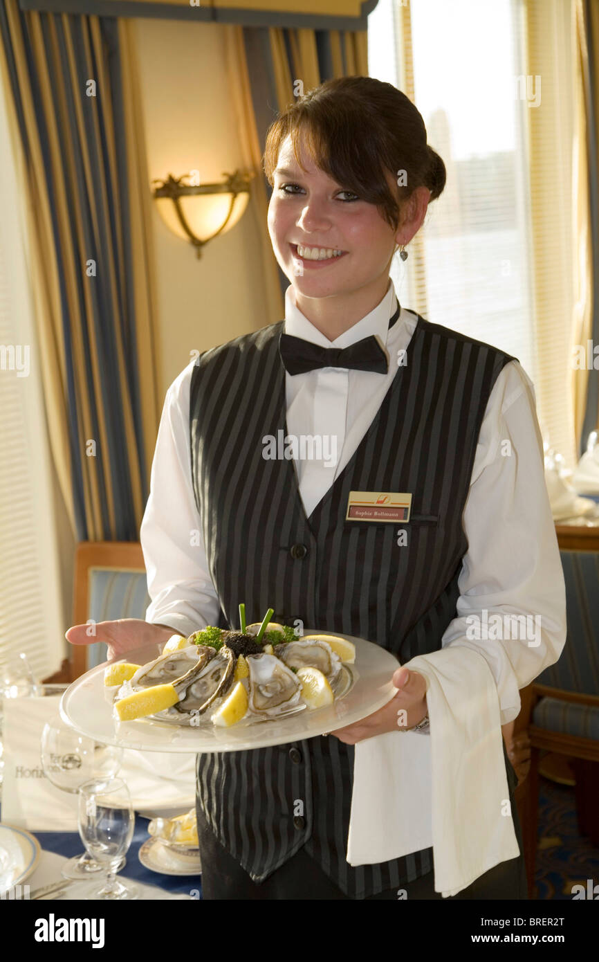 On-Board-Restaurant, Kellnerin auf MS CEZANNE Stockfoto