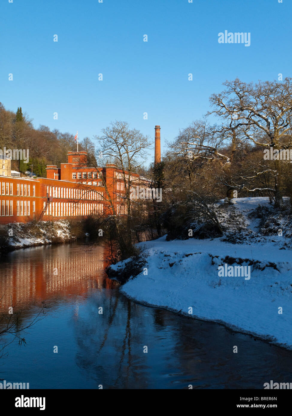 Masson Mill in der Nähe von Matlock Bath in Derbyshire Peak District fotografiert eine ehemaligen Baumwollspinnerei jetzt ein Einkaufszentrum im winter Stockfoto