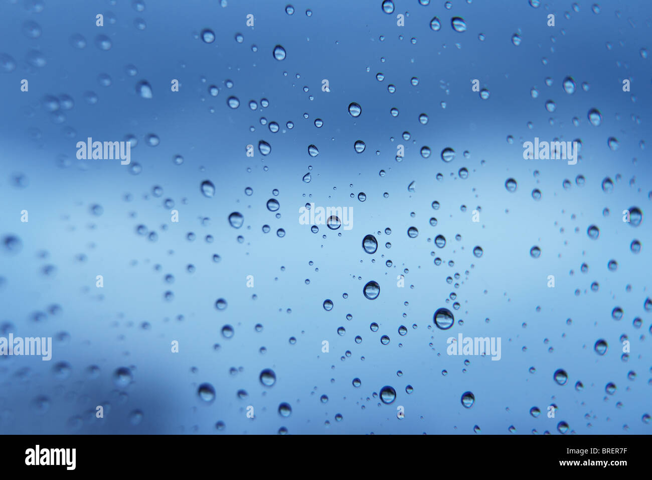 blauen weichen Wasserblasen auf dem Fenster für Hintergrund Stockfoto