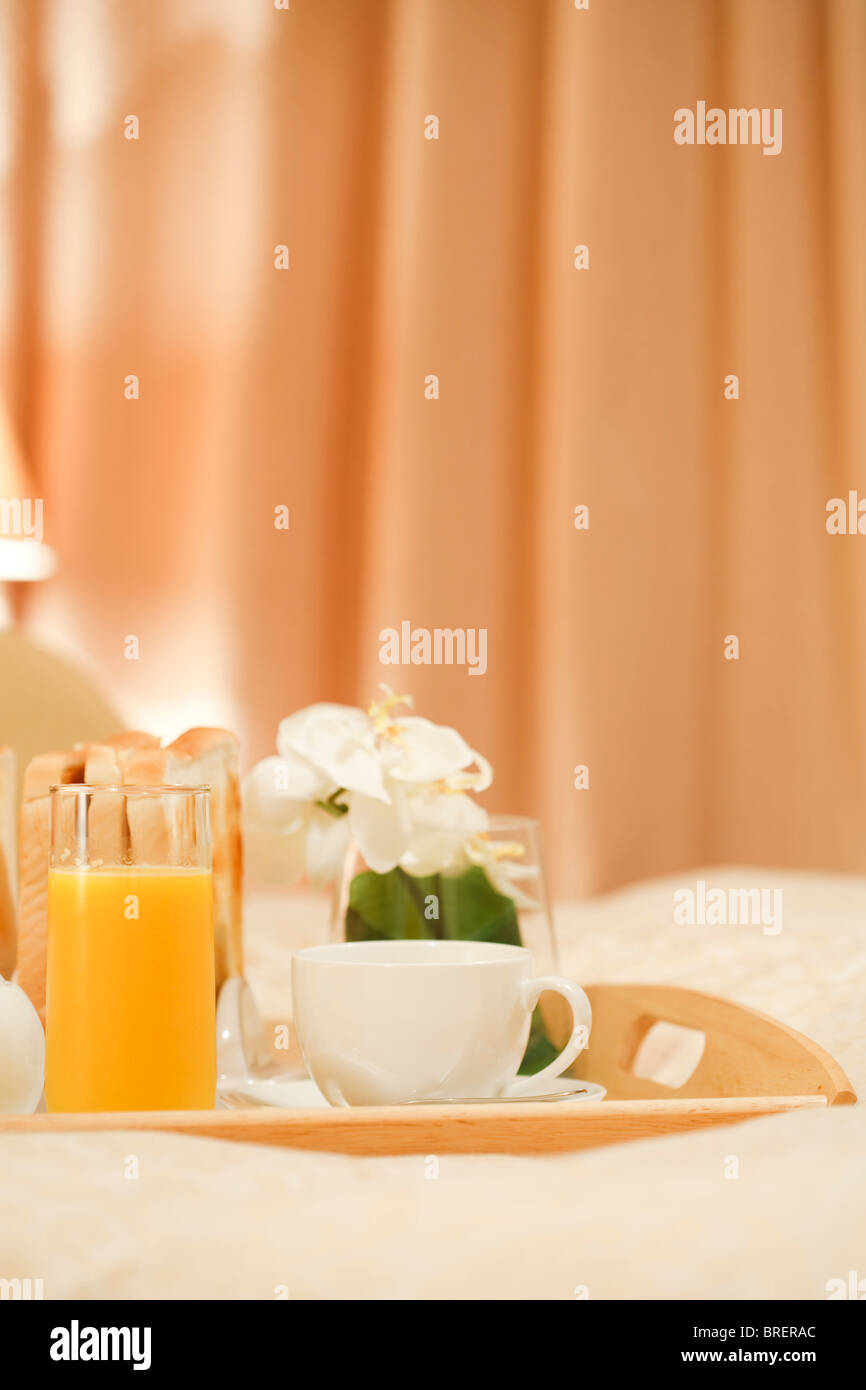 Kaffee und Orangensaft auf einem Tablett in einem Luxus-Zimmer Stockfoto